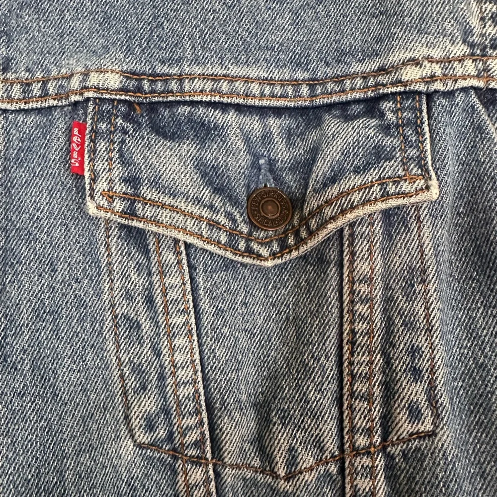 Vintage 90s Levi’s Denim Trucker Jacket • Classic Blue • Thrifted in Ireland - Picture 3 of 4